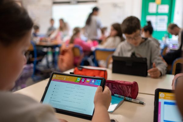 Illustration d'une classe d'eleves avec l'Environnement Numerique de Travail (ENT) en ecole elementaire  - Photo SIMON DAVAL / PERIPLES ET CIE